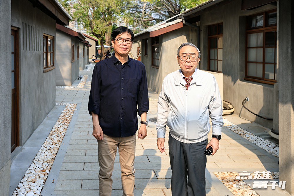 陳其邁市長(左)感謝王文淵總裁(右)與台塑集團成就如今美好的公園，除全數保留原工業遺跡，現今整體造景綠草如茵，富含歷史文化意義。(圖片提供/高雄市政府新聞局)