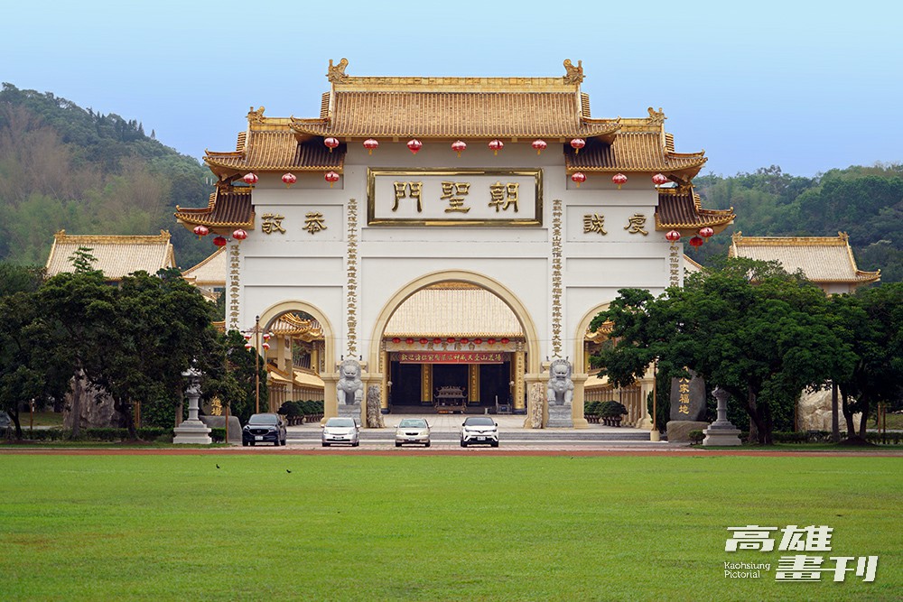 氣派壯麗的牌樓是進入白陽聖殿的入口，外側書寫「朝聖門」，內側為「心安門」，蘊含入門朝聖，求得心安平靜的祈願。(攝影/Cindy Lee)