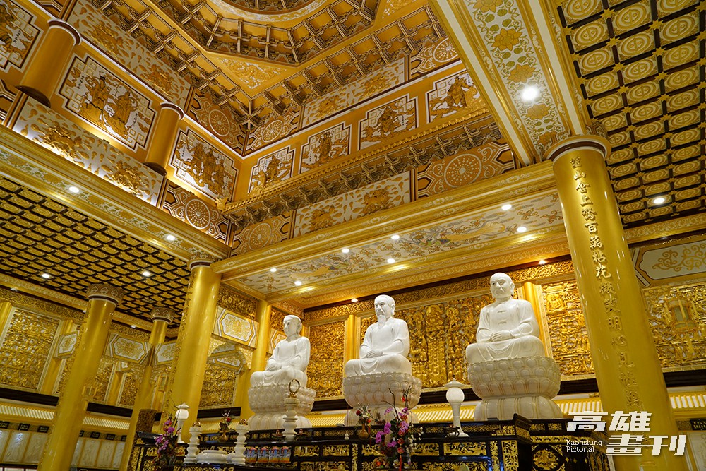 金與白貫穿道場全區，祖師聖殿內更顯金光璀璨，祖師聖像皎白光潔，與周圍貼上金箔的木雕神佛、白玉繪金的圖樣相互輝映。(攝影/Cindy Lee)