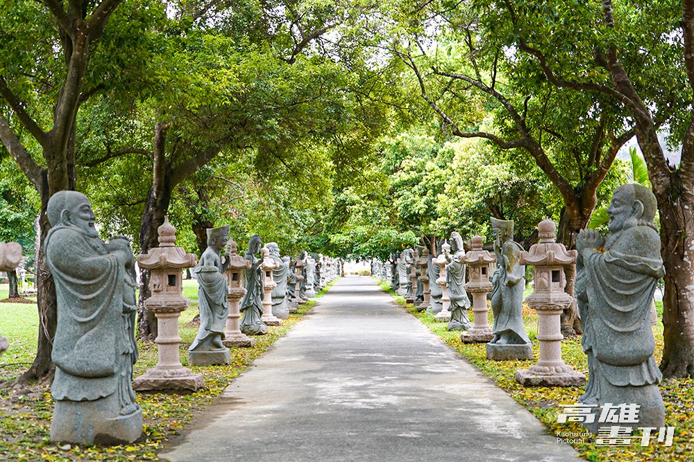從朝聖門進入，羅漢菩薩在綠色隧道間夾道相迎，開啟靜心之旅的第一步。(攝影/Cindy Lee)