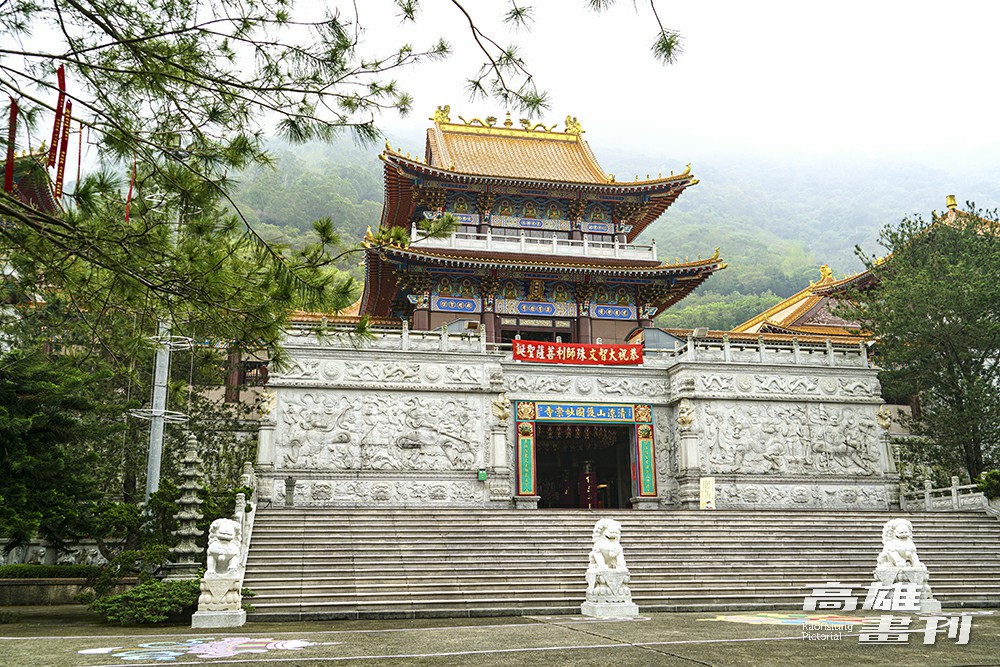 妙崇寺為中國城堡式宮殿建築，石雕城牆高聳堅固，得引師父說八八風災時還曾擋下藤枝林道走山崩塌的土石，阻擋大量泥流堵塞河道。(攝影/Cindy Lee)