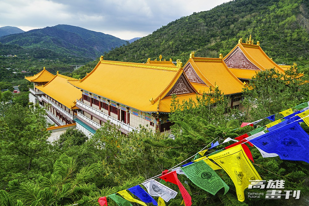 妙崇寺為中國城堡式宮殿建築，石雕城牆高聳堅固，得引師父說八八風災時還曾擋下藤枝林道走山崩塌的土石，阻擋大量泥流堵塞河道。(攝影/Cindy Lee)
