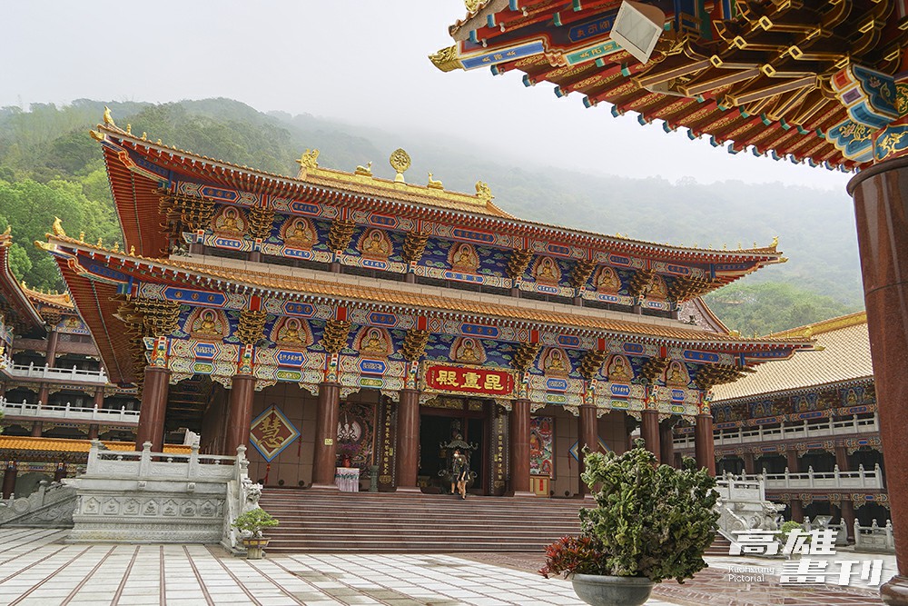 毘盧殿即是大雄寶殿，位居寺院的中軸核心，重檐廡殿式屋頂、飛簷翹角和花崗岩圓柱展現唐宋宮殿的典雅華美。(攝影/Cindy Lee)