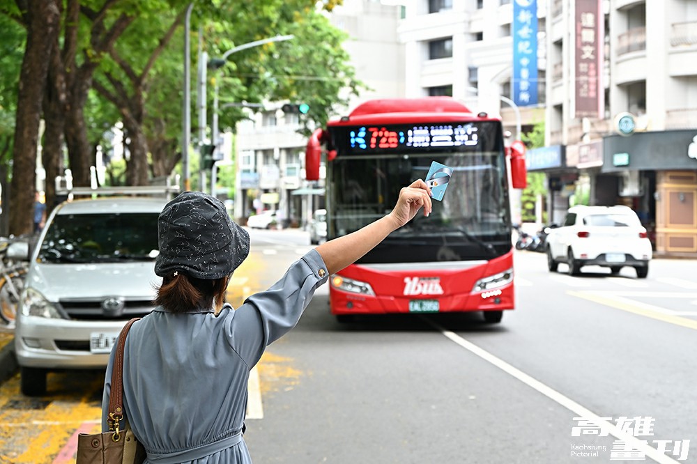 399元「交通月票」可用於捷運、輕軌、公車、渡輪、客運和Youbike，持卡民眾一票到底無限搭乘，省下可觀費用。(攝影/Carter)
