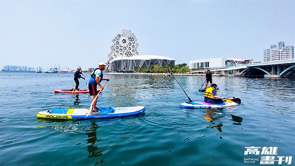 高市府海洋局在愛河灣及高市府觀光局在愛河水上遊憩中心、美術館願景橋、愛河之心等設有下水點和浮動碼頭平臺。(圖片提供/吳國維)