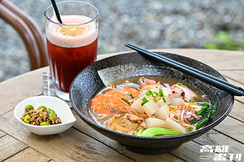 豪華版「海鮮煨意麵」匯集鮮蝦、干貝、牡蠣、小管，充滿海味。(攝影/Carter)